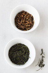 Schale mit Sencha und Hojicha auf weißem Hintergrund - EVGF000946