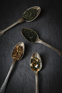 Teelöffel von Sencha, Gyokuro, Hojicha und Genmaicha auf schwarzem Hintergrund - EVGF000923