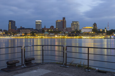 Deutschland, Hamburg, Blick auf das Nordufer der Elbe - RJF000305