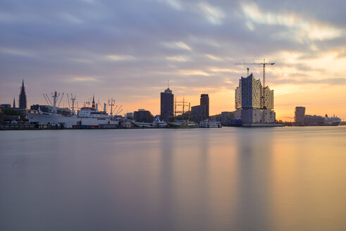 Germany, Hamburg, View of the northern bank of the Elbe at sunrise with Elbphilharmonie - RJF000306