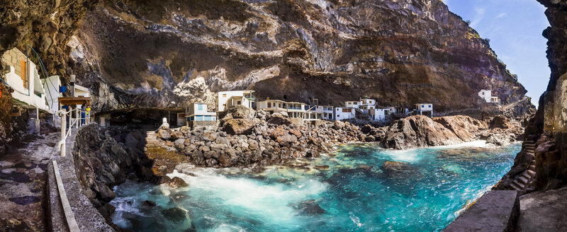 Spain, Canary Islands, La Palma, Tijarafe, Poris de Candelaria, houses in cave - AMF002899