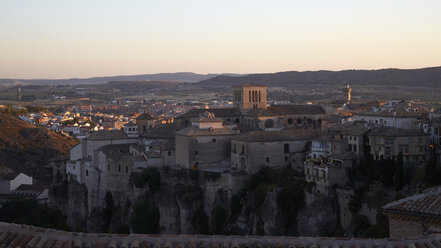 Spanien, Kastilien-La Mancha, Cuenca, Stadtbild im Abendlicht - DHL000491