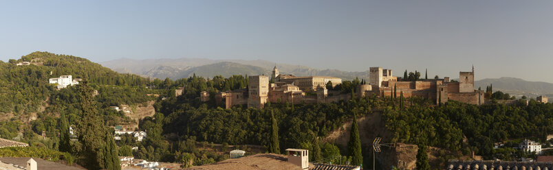 Spanien, Granada, Blick über Alhambra, Sierra Nevada im Hintergrund, Panorama - DHL000493