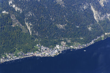 Österreich, Salzkammergut, Hallstatt mit Salzberg - SIEF006045