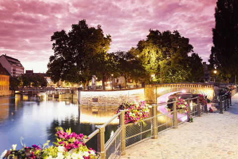 Frankreich, Elsass, Straßburg, Petite France, Barrage Vauban, Fluss lll im Abendlicht, lizenzfreies Stockfoto