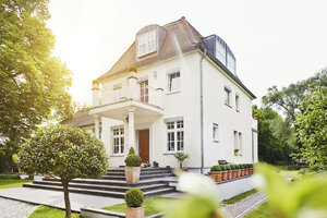 Deutschland, Hessen, Frankfurt, Ansicht einer Villa mit Garten - RORF000002