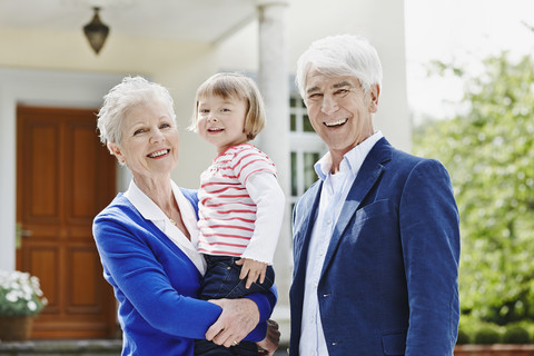 Deutschland, Hessen, Frankfurt, Älteres Paar mit Enkelin auf dem Arm, lizenzfreies Stockfoto