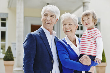 Germany, Hesse, Frankfurt, Senior couple with granddaughter on arm - RORF000047