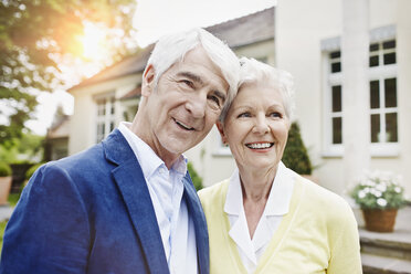 Germany, Hesse, Frankfurt, Portrait of a senior couple - RORF000015