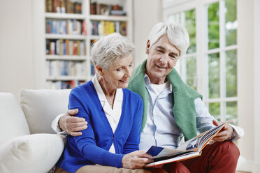 Germany, Hesse, Frankfurt, Senior couple at home reading book - RORF000023