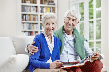 Germany, Hesse, Frankfurt, Senior couple at home - RORF000024