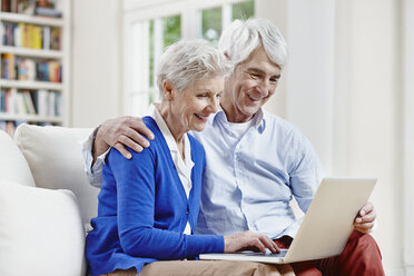 Germany, Hesse, Frankfurt, Senior couple at home using laptop - RORF000054