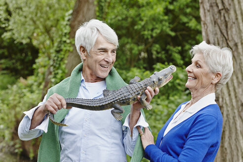 Deutschland, Hessen, Frankfurt, Älteres Paar genießt die Natur im Park - RORF000031