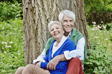 Germany, Hesse, Frankfurt, Senior couple enjoying nature in park - RORF000032