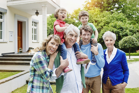 Deutschland, Hessen, Frankfurt, Drei Generationen Familie vor Villa, lizenzfreies Stockfoto