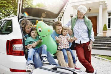 Germany, Hesse, Frankfurt, Family sitting in boot of car, preparing for travel - RORF000070