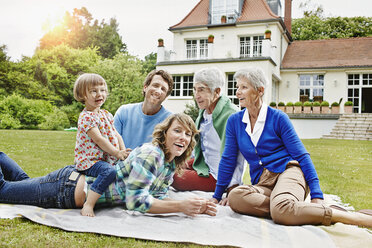 Deutschland, Hessen, Frankfurt, Drei Generationen Familie vor Villa - RORF000077