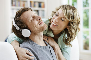 Germany, Hesse, Frankfurt, Adult couple at home listening to music - RORF000087