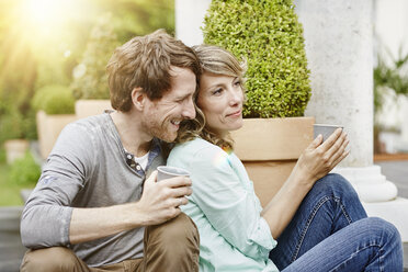 Germany, Hesse, Frankfurt, Couple in garden drinking tea - RORF000091