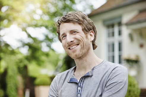 Germany, Hesse, Frankfurt, Portrait of a man in the garden - RORF000035