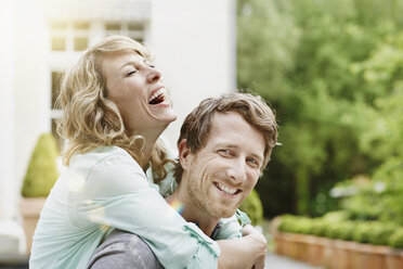 Germany, Hesse, Frankfurt, Happy couple in garden - RORF000108