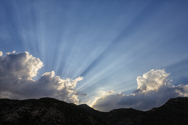 Spanien, Andalusien, Naturpark Cabo de Gata-Nijar, Wolken und Sonnenlicht hinter Bergen - DSGF000169