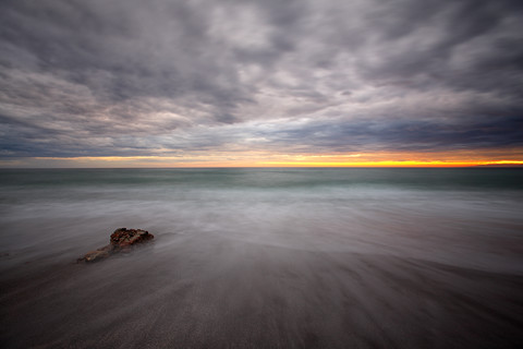 Spanien, Andalusien, Naturpark Cabo de Gata-Nijar, Strand und Meer in der Abenddämmerung, lizenzfreies Stockfoto