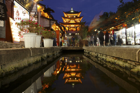 China, Yunnan, Dali, beleuchteter Tempel bei Nacht - DSGF000184