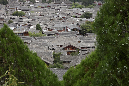 China, Yunnan, Landkreis Shangri-La, Lijiang, Hausdächer in der Altstadt - DSGF000214