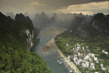 China, Guangxi, Regenschauer über Xingping am Li-Fluss - DSGF000220