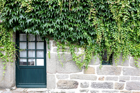 Frankreich, Bretagne, Locranan, Tür eines historischen Gebäudes, lizenzfreies Stockfoto