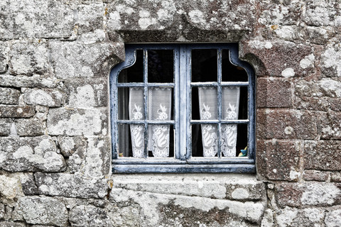 Frankreich, Bretagne, Locranan, Fenster eines historischen Gebäudes, lizenzfreies Stockfoto