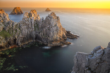 Frankreich, Bretagne, Pointe de Pen-Hir, Felsenküste im Abendlicht - DSG000249