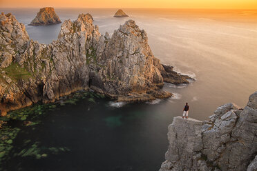 Frankreich, Bretagne, Pointe de Pen-Hir, Felsenküste im Abendlicht - DSGF000250