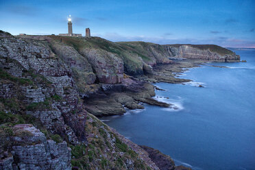 Frankreich, Bretagne, Cap Frehel mit Leuchtturm - DSGF000738