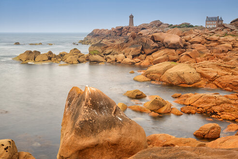 Frankreich, Bretagne, Leuchtturm an der Cote de Granit Rose - DSGF000753