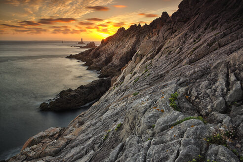 Frankreich, Bretagne, Pointe du Raz mit Leuchtturm - DSGF000742