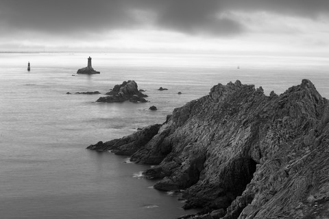 Frankreich, Bretagne, Pointe du Raz mit Leuchtturm, lizenzfreies Stockfoto