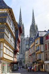 Frankreich, Bretagne, Quimper, Fachwerkhäuser mit der Kathedrale St. Corentin im Hintergrund - DSGF000265