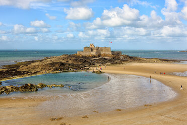 Frankreich, Bretagne, Menschen im Fort National - DSGF000266