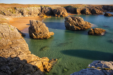 Frankreich, Bretagne, Cote Sauvage auf der Halbinsel Qiberon im Abendlicht - DSGF000771