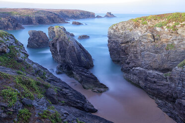 Frankreich, Bretagne, Cote Sauvage auf der Halbinsel Qiberon im Abendlicht - DSGF000276