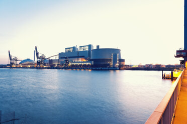 Germany, Hamburg, Coal-fired Power Station Moorburg at Elbe river - MSF004283