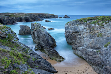 Frankreich, Bretagne, Cote Sauvage auf der Halbinsel Qiberon im Abendlicht - DSGF000781