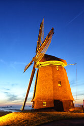 Niederlande, Nordholland, Windmühle in der Abenddämmerung - DSGF000785