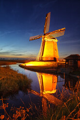 Niederlande, Nordholland, Windmühle bei Sonnenuntergang - DSGF000787