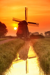 Niederlande, Nordholland, Windmühle bei Sonnenuntergang - DSG000284