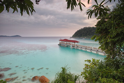 Malaysia, Perhentian Islands, idyllic landscape with wooden pier - DSGF000782