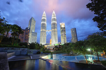 Malaysia, Kuala Lumpur, Petronas-Zwillingstürme bei Nacht - DSGF000786