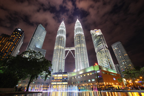 Malaysia, Kuala Lumpur, Petronas-Zwillingstürme bei Nacht, lizenzfreies Stockfoto